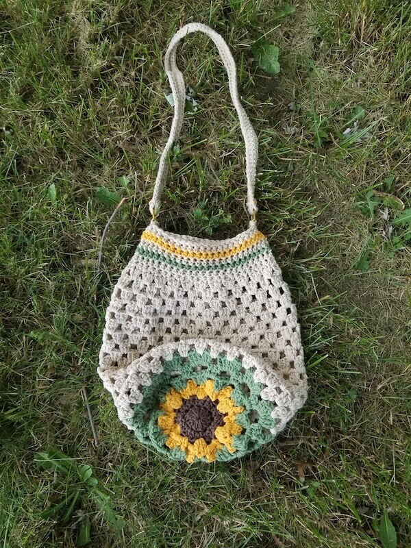 sunflower bag outdoors crochet pattern